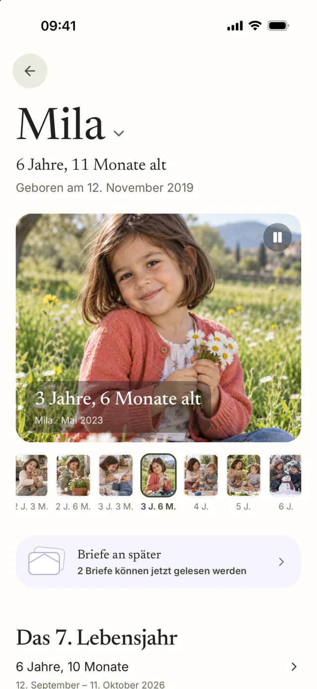 Milas Geschichte: ein Foto mit 3 Jahren und 6 Monaten, darunter eine Leiste mit allen Altersstufen und ihre Briefe an später.